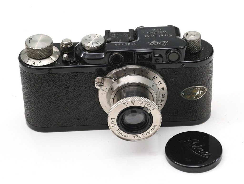 徕卡二代(Leica II),黑色表面处理,埃尔玛50 / 3.5。可以在正面看到相机商店在相机正面添加的标签。