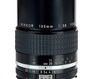 尼康105mm F2.5 Ai 镜头是这个系列镜头的鼻祖。其做工相当扎实，拿在手里手感不错。光圈全开下锐度不错，虽然没有传言中说的那么夸张，但基本可以使用，收一挡光圈后成像有显著提升。调焦行程设计的很
