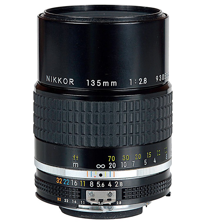 尼康105mm F2.5 Ai 镜头是这个系列镜头的鼻祖。其做工相当扎实，拿在手里手感不错。光圈全开下锐度不错，虽然没有传言中说的那么夸张，但基本可以使用，收一挡光圈后成像有显著提升。调焦行程设计的很