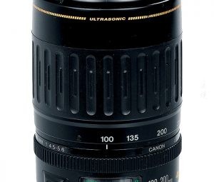而另外一支佳能EF100-300mm F4.5-5.6USM同样值得关注。随着佳能镜头对焦马达技术的开发,这支拥有USM对焦马达的长焦镜头,可以在拍摄时进行高速追焦, 对于经常拍摄体育运动或是野生动物
