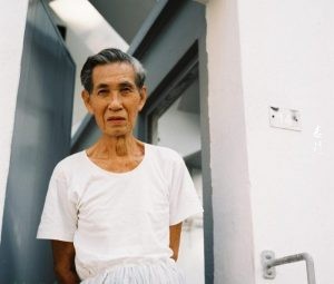 将打印的照片还给被拍摄的人